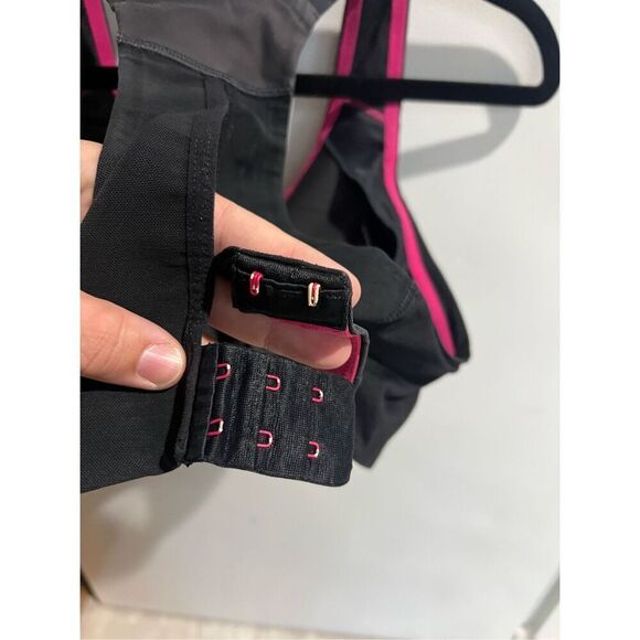 Under Armour Black Bra Woman’s Size 34C Heat Gear - Picture 14 of 16
